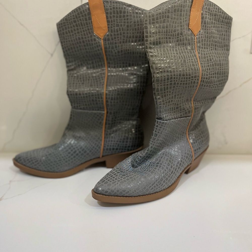 WONDERLY Gray and Tan Heeled Boots with Textured Leather